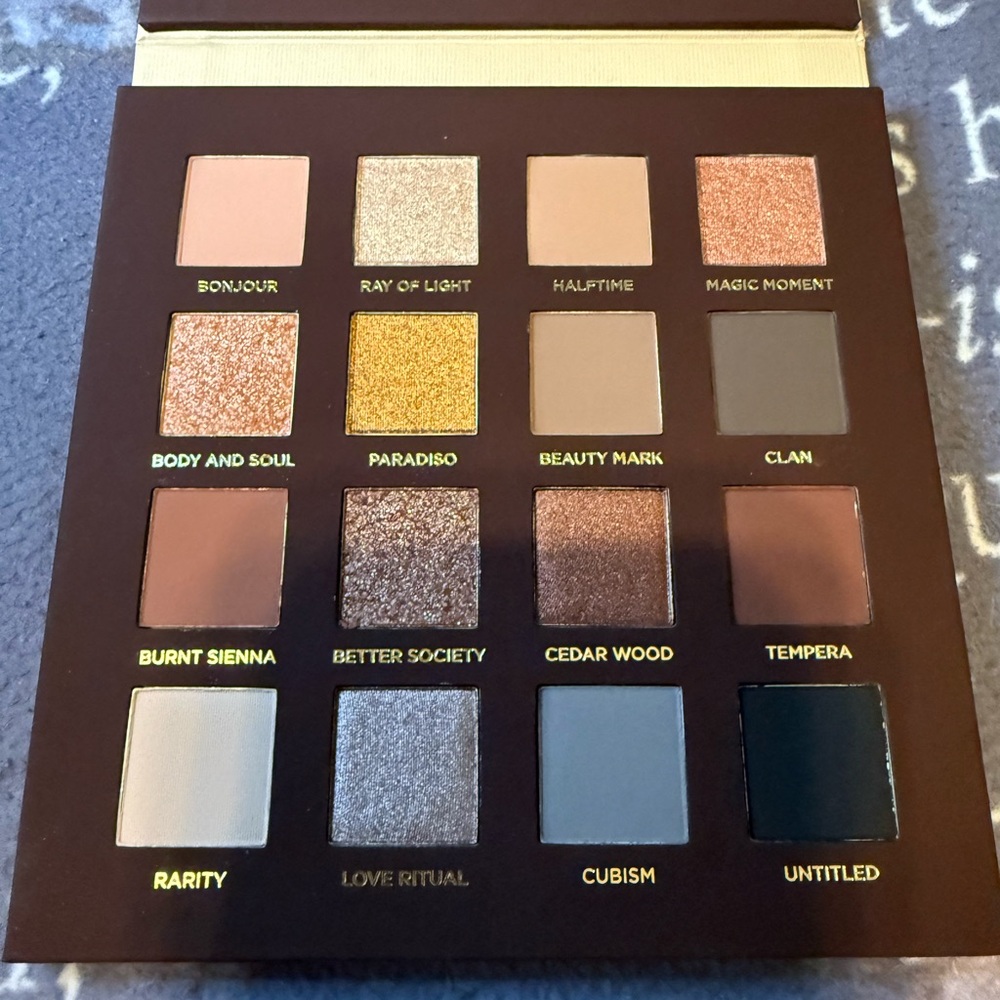 Luxurious Eyeshadow Palette with Gold, Silver, and Brown Shades